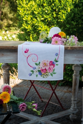 Classic Flowers Bouquet Table Runner
