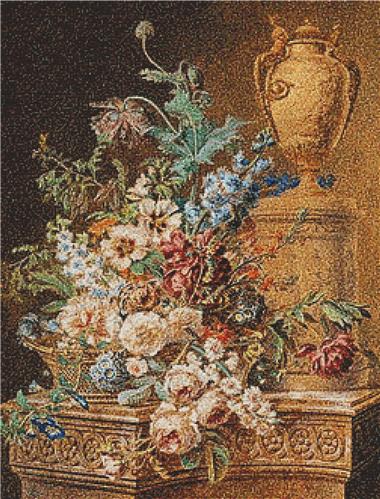 Grosser Sommerblumenstrauss in Einem Korb Vor Klassizistischer Vase